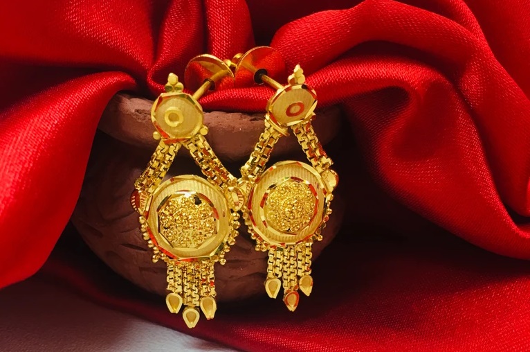 An Expert’s Guide to Styling Gold Plated Earrings