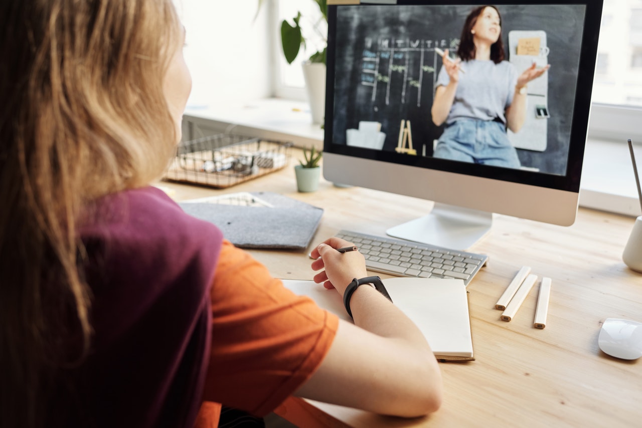 girl attends lesson through virtual learning