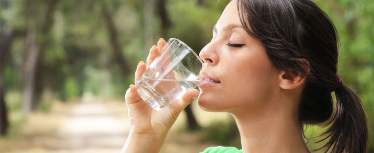 8 Ways Drinking Water Can Keep Your Skin Looking Young