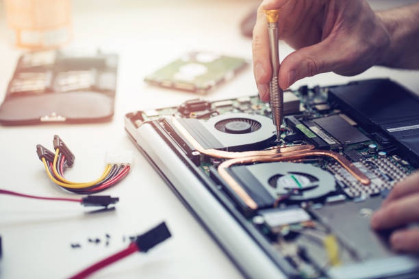 Should you try to repair your laptop at home instead of going to a Bradenton laptop specialist?
