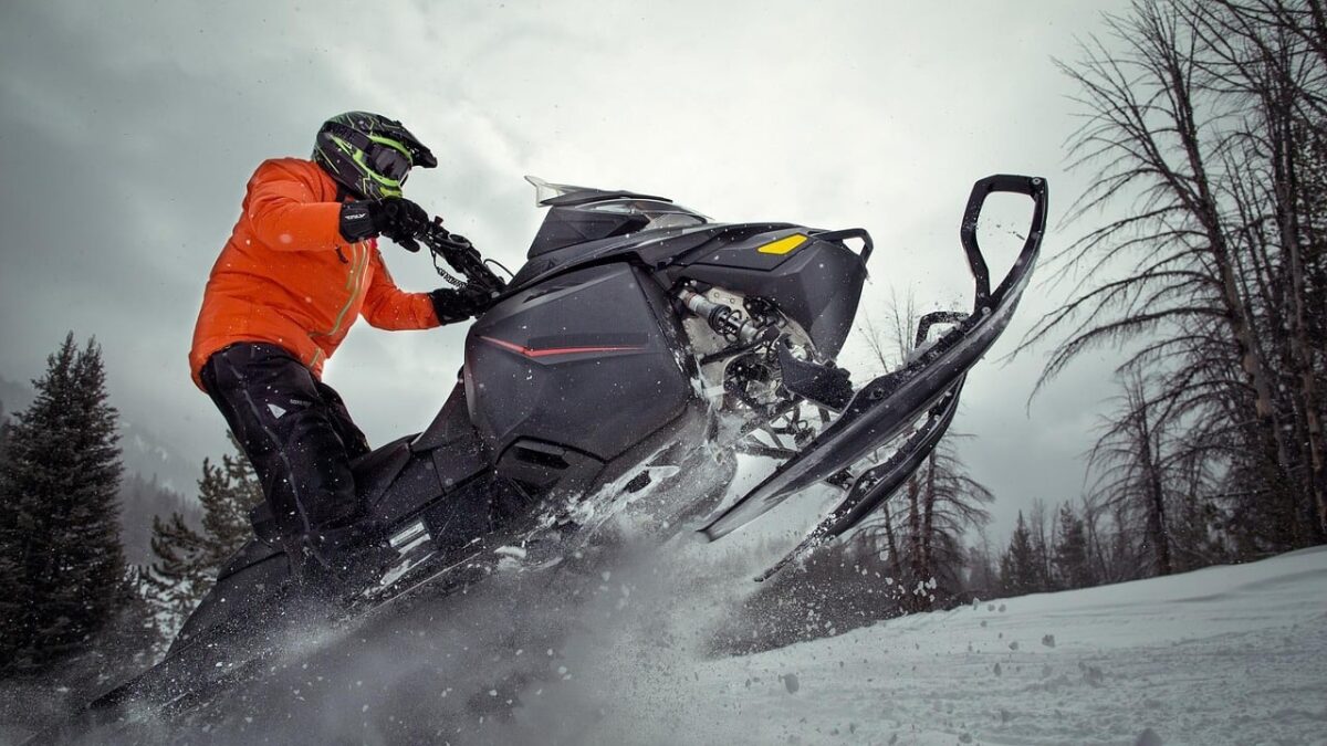 3 Advantages of Going on a Guided Snowmobile Tour in Utah