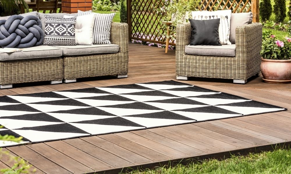 TYPES OF OUTDOOR CARPETS AVAILABLE IN THE MARKET