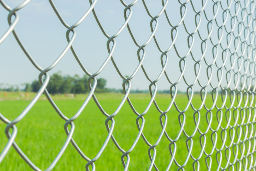 How to install a chain link fence?