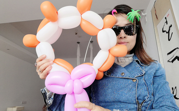 This image has an empty alt attribute; its file name is Balloon-Sculpting-or-Magic-Shows-Which-One-Suits-Your-Party-Best.png